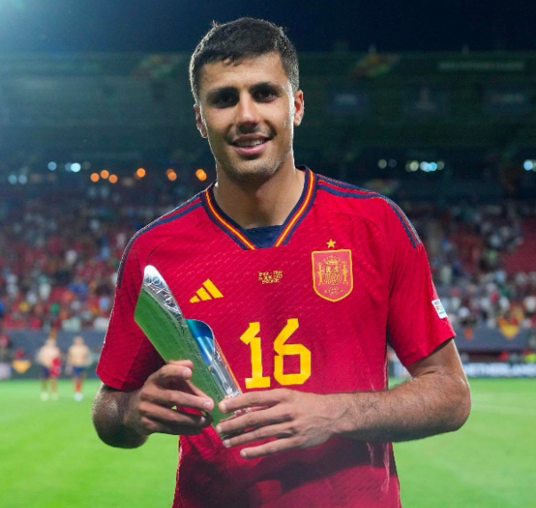 罗德里伤情与未来：曼城与专家的多维审视