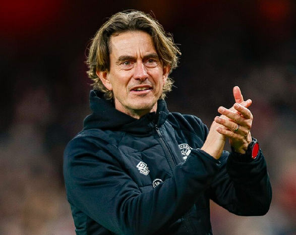 内维尔深度剖析英超争冠局势：利物浦之困与热刺新帅挑战